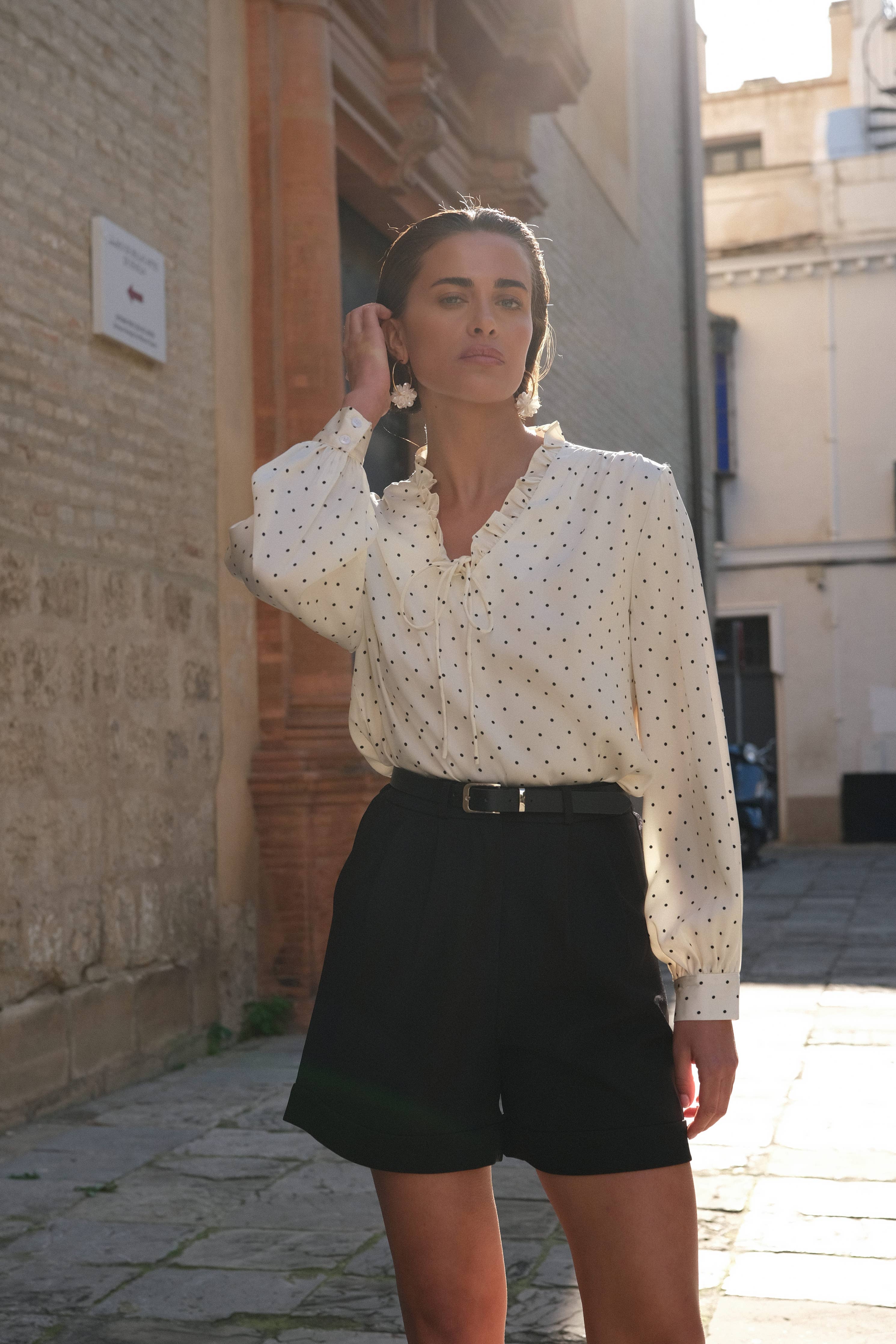 Rome High-waisted tailored trouser shorts with belt Color: Noir or Black