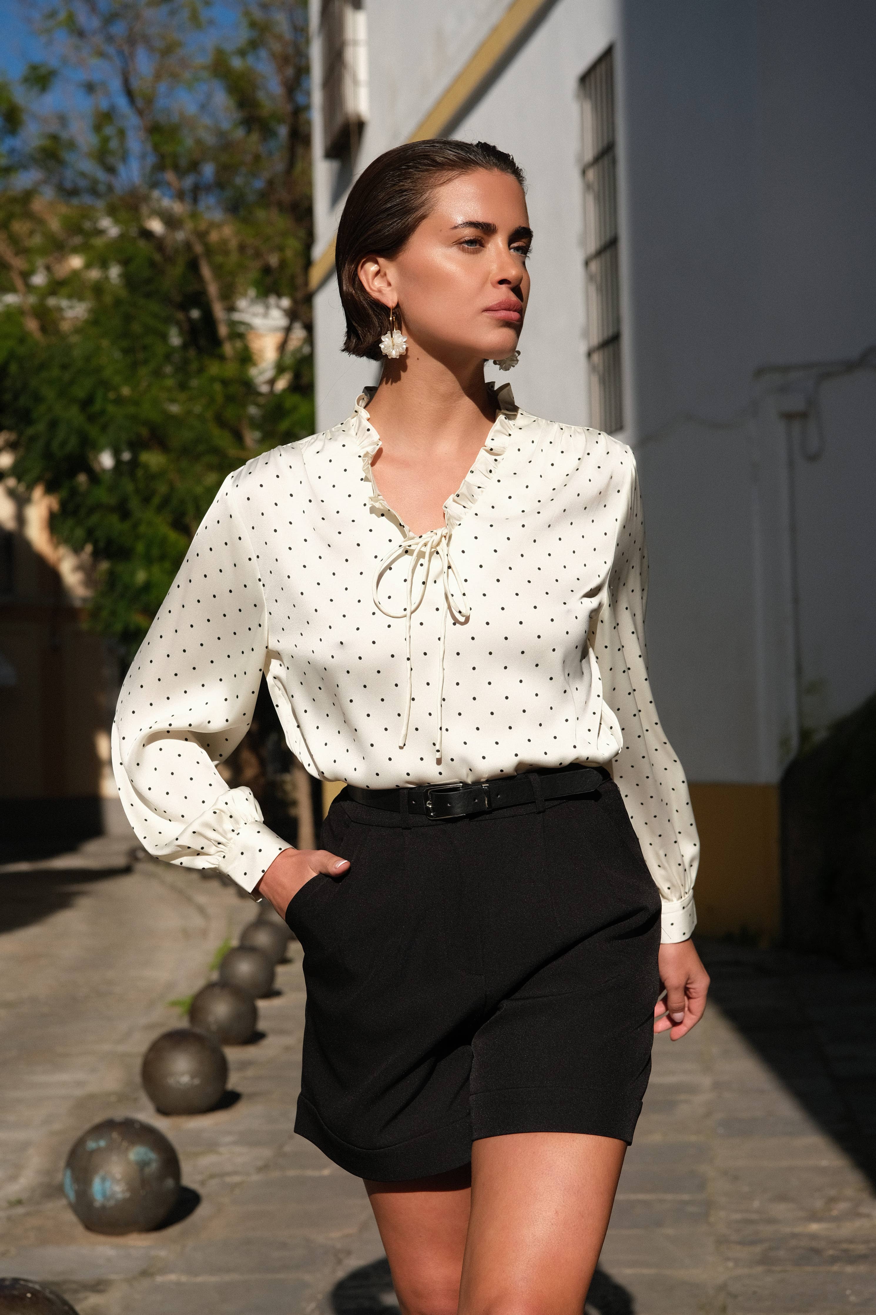 Rome High-waisted tailored trouser shorts with belt Color: Noir or Black